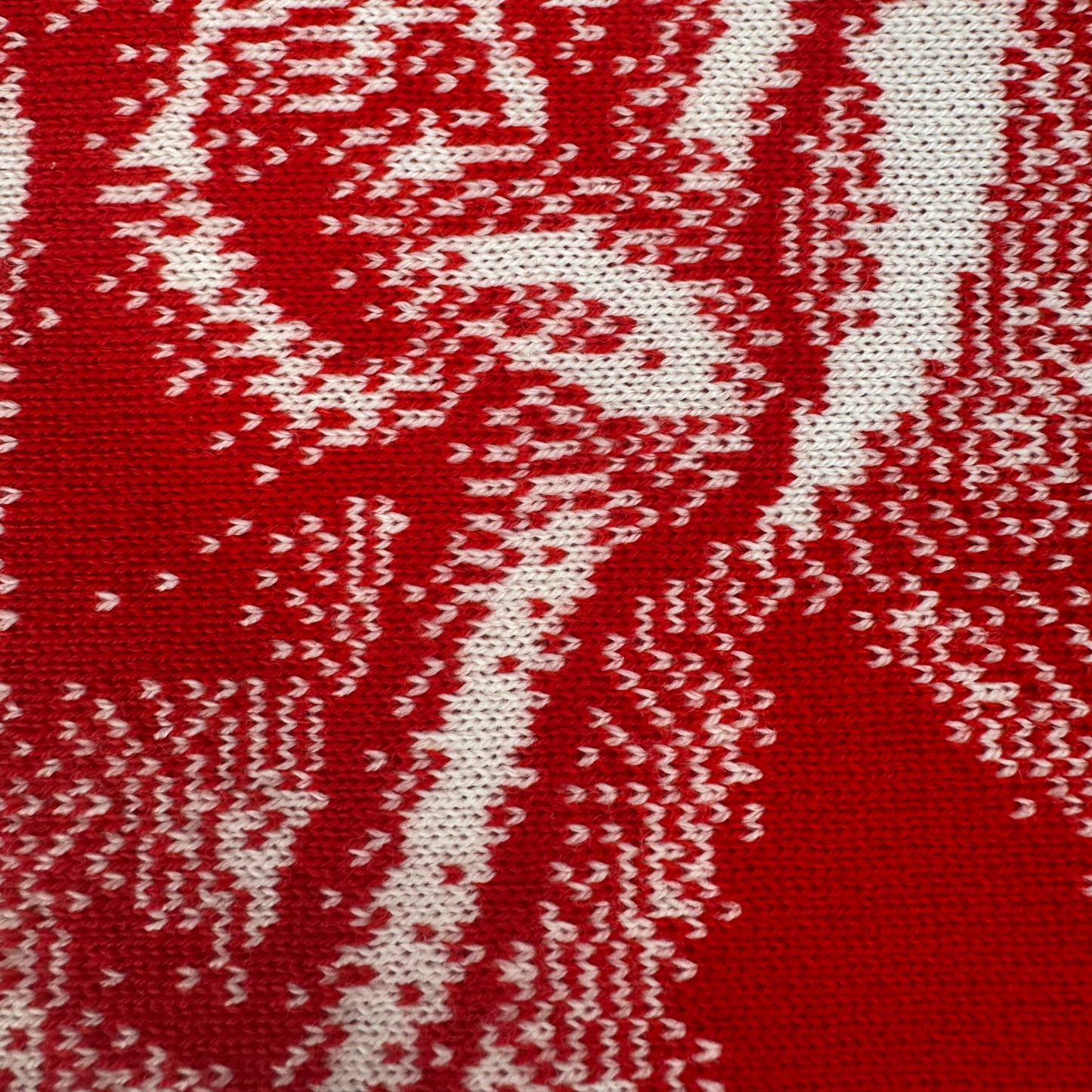 nahaufnahme eines wollschals aus merino wolle, die feine struktur und faserung des materials ist gut sichtbar