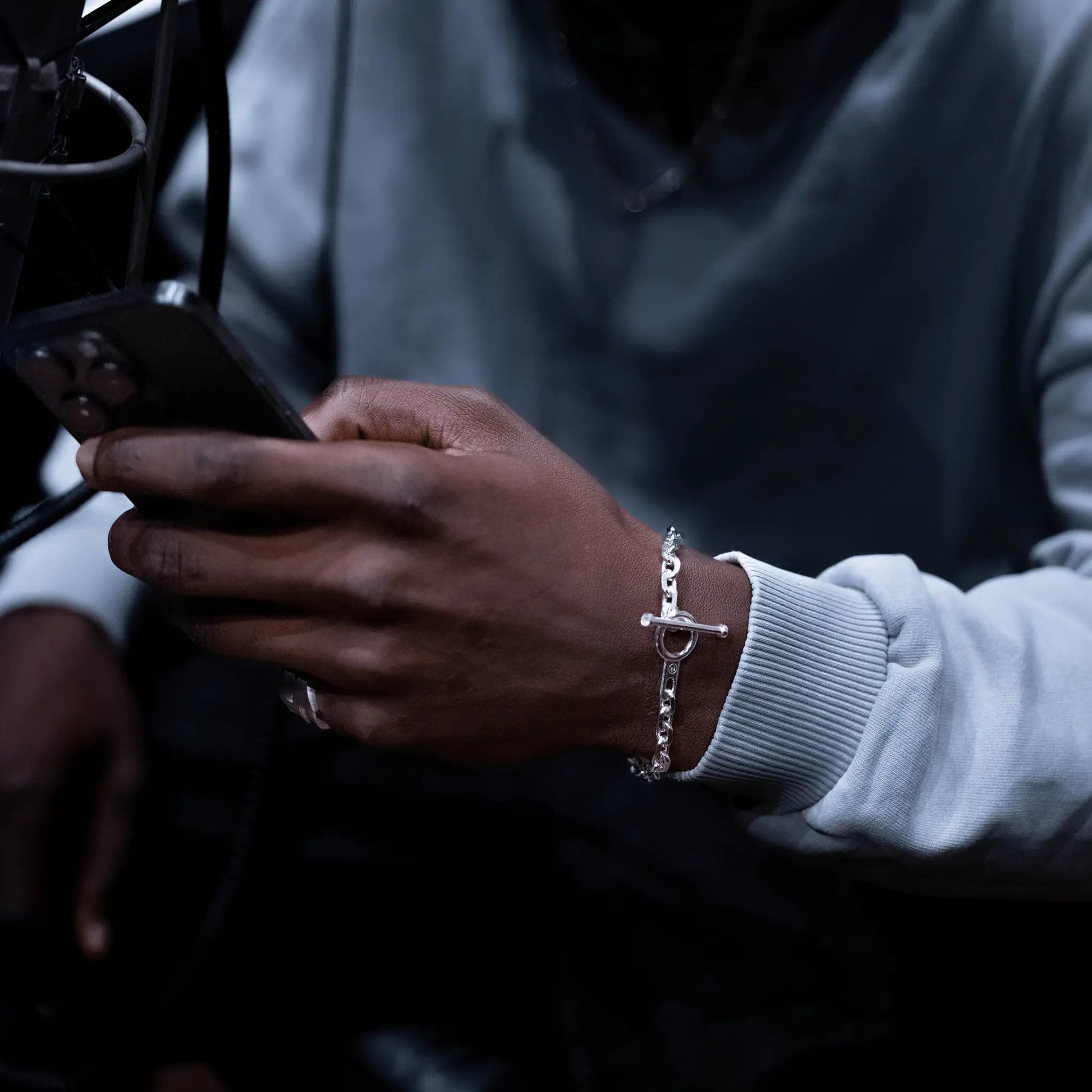 der knebelverschluss des anchor chain armbands aus silber mit dezentem diamanteinsatz. gefertigt in hamburg. #swag