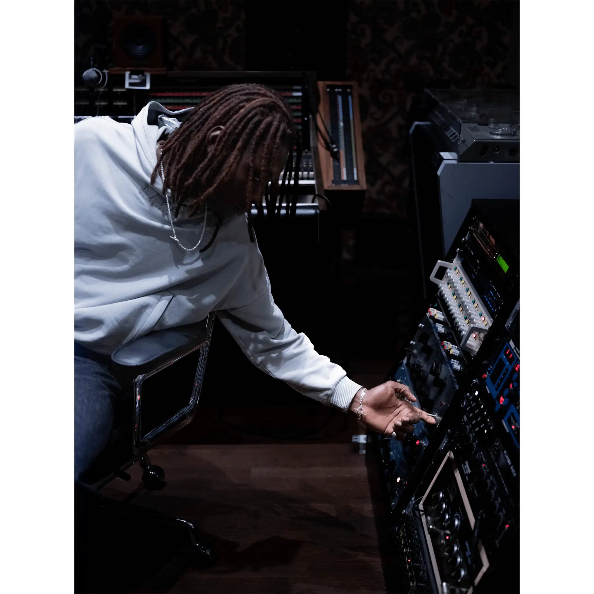 das anchor chain armband aus silber getragen am handgelenk, klar und modern im stil. veredelt mit zwei diamanten am knebelverschluss.