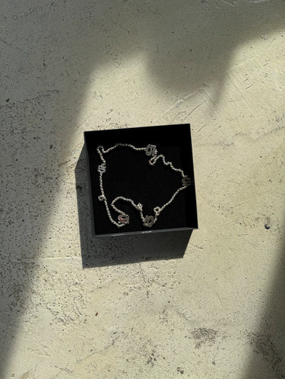 Ein hochwertiges, individuell gefertigtes Collier aus recyceltem Silber, das die Expertise von Zweisilber bei Schmuck-Maßanfertigungen in hamburg zeigt.