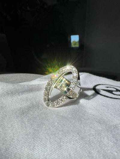 eine exklusive Schmuck-sonderanfertigung mit hochwertigem Diamant-Besatz, die in individueller Handarbeit von zweisilber gefertigt wurde.