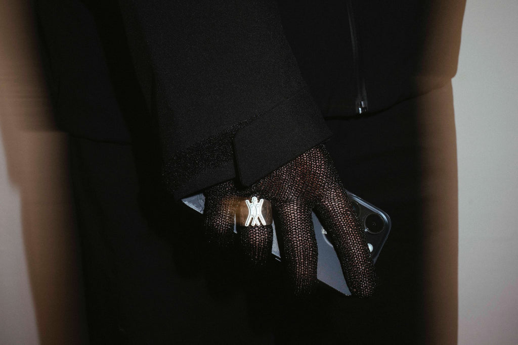 handgefertigter silberschmuck von zweisilber präsentiert bei die schleuse vintage designer laden1