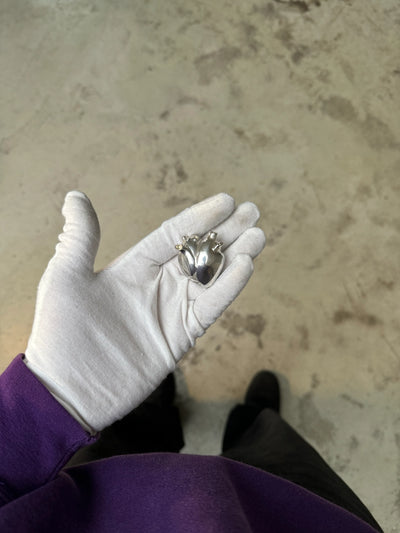 Ein Herz aus recyceltem Silber, das in Handarbeit in hamburg vom schmuckdesignlabel zweisilber gefertigt wurde.