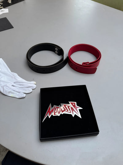 Ein Beispiel für eine individuelle Maßanfertigung: Eine hochwertige Gürtelschnalle, die in präziser Handarbeit gefertigt wurde und die Expertise von Zweisilber im Bereich Custom-Design zeigt.