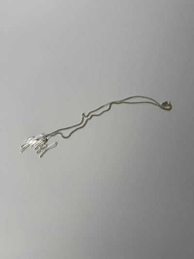 man sieht einen individuell gefertigten Kettenanhänger, der aus recycelten silber besteht und lokal in unserem Studio in Hamburg-Schanze erstellt wurde.