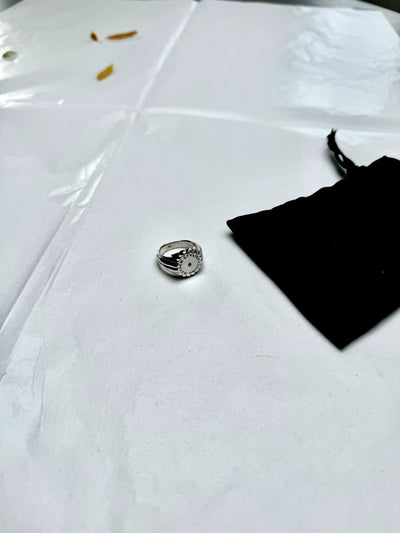 Ein Ring aus recyceltem Silber mit einem eingearbeiteten Logo, ein Beispiel für eine individuelle Schmuck-Maßanfertigung aus unserer Werkstatt in Hamburg-Schanze.