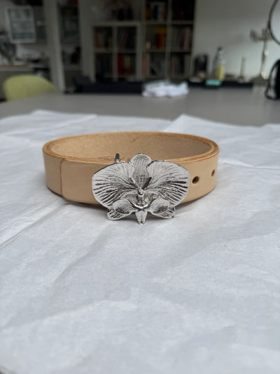Eine einzigartige, detailgetreue Gürtelschnalle als Sonderanfertigung, geformt wie eine Orchidee-Blume. designed von zweisilber in hamburg-schanze.