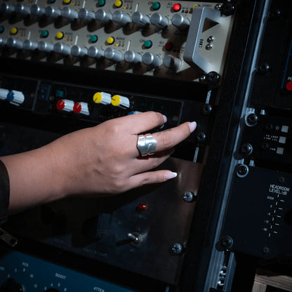 silberring im coolen y2k-design, designed und hangefertigt in hamburg.