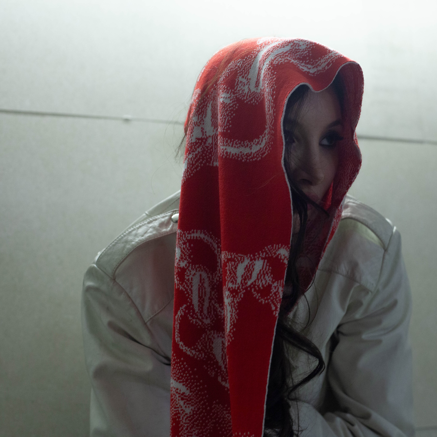 Ein hochwertiger Schal aus weicher Merinowolle, verziert mit dem charakteristischen Zweisilber Kettendesign in rot.