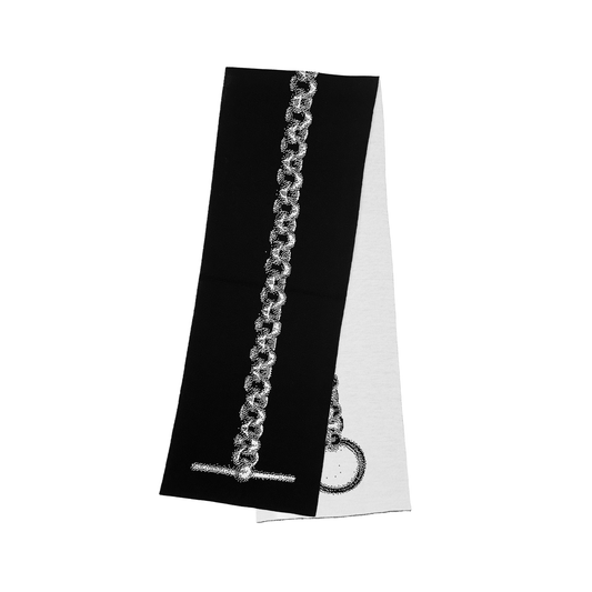 Ein hochwertiger Schal aus weicher Merinowolle, verziert mit dem charakteristischen Zweisilber Kettendesign.