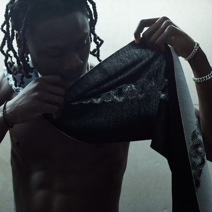 Ein hochwertiger Schal aus weicher Merinowolle, verziert mit dem charakteristischen Zweisilber Kettendesign, das Ästhetik und Tragekomfort vereint.