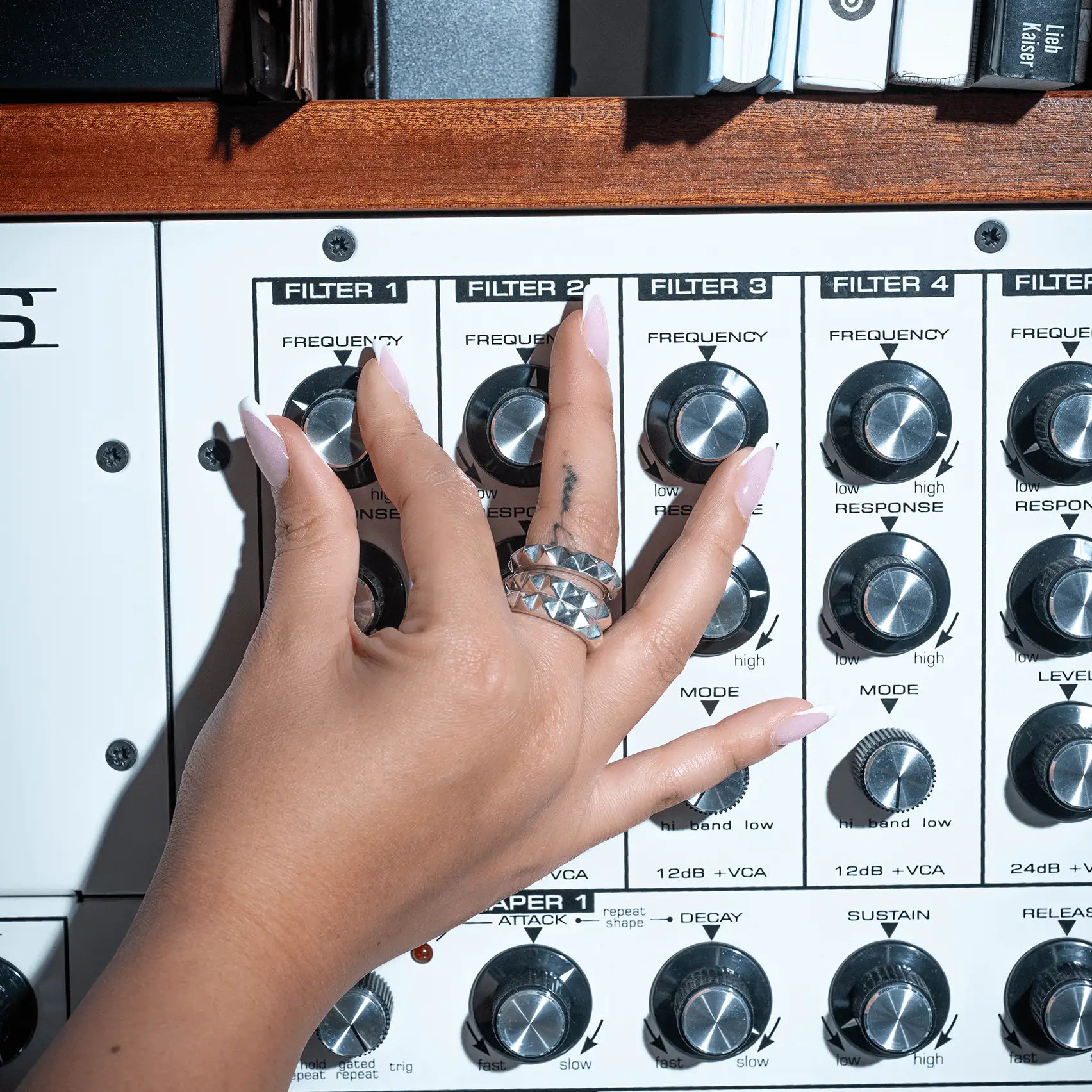 der punk monk light ring kombiniert klare nietenformen mit einem minimalistischen gesamtbild. elegantes schmuckdesign trifft auf swag. 