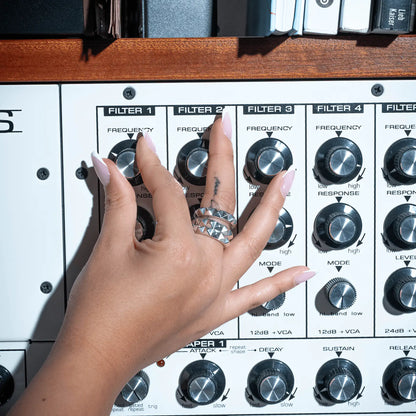 der punk monk light ring kombiniert klare nietenformen mit einem minimalistischen gesamtbild. elegantes schmuckdesign trifft auf swag. 