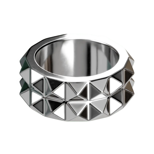 ein auffälliger ring aus recyceltem silber mit zweireihigem nieten-design, inspiriert von punk-ästhetik. designed von zweisilber aus hamburg.