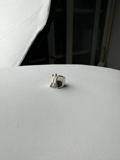 Ein Ring mit dem eingearbeiteten Logo der Schleuse, der aus recyceltem Silber gefertigt wurde und die lokale Handarbeit von Zweisilber in Hamburg-Schanze unterstreicht.