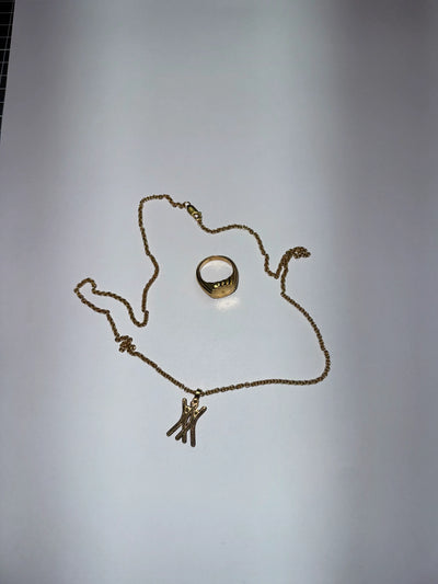 Hochwertiger, goldplattierter Schmuck aus recyceltem Silber, der das zeitlose Design von Zweisilber widerspiegelt.