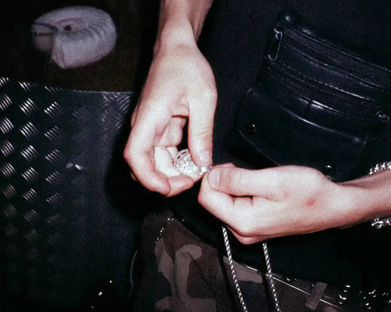 detailansicht des logo elements eines silber anhaengers von zweisilber4