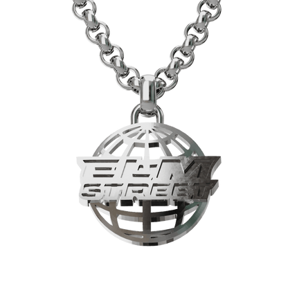 hierbei handelt es sich um eine einzelanfertigung aus silber. der anhänger wurde von den schmuckdesignern zweisilbers in hamburg handgefertigt. 