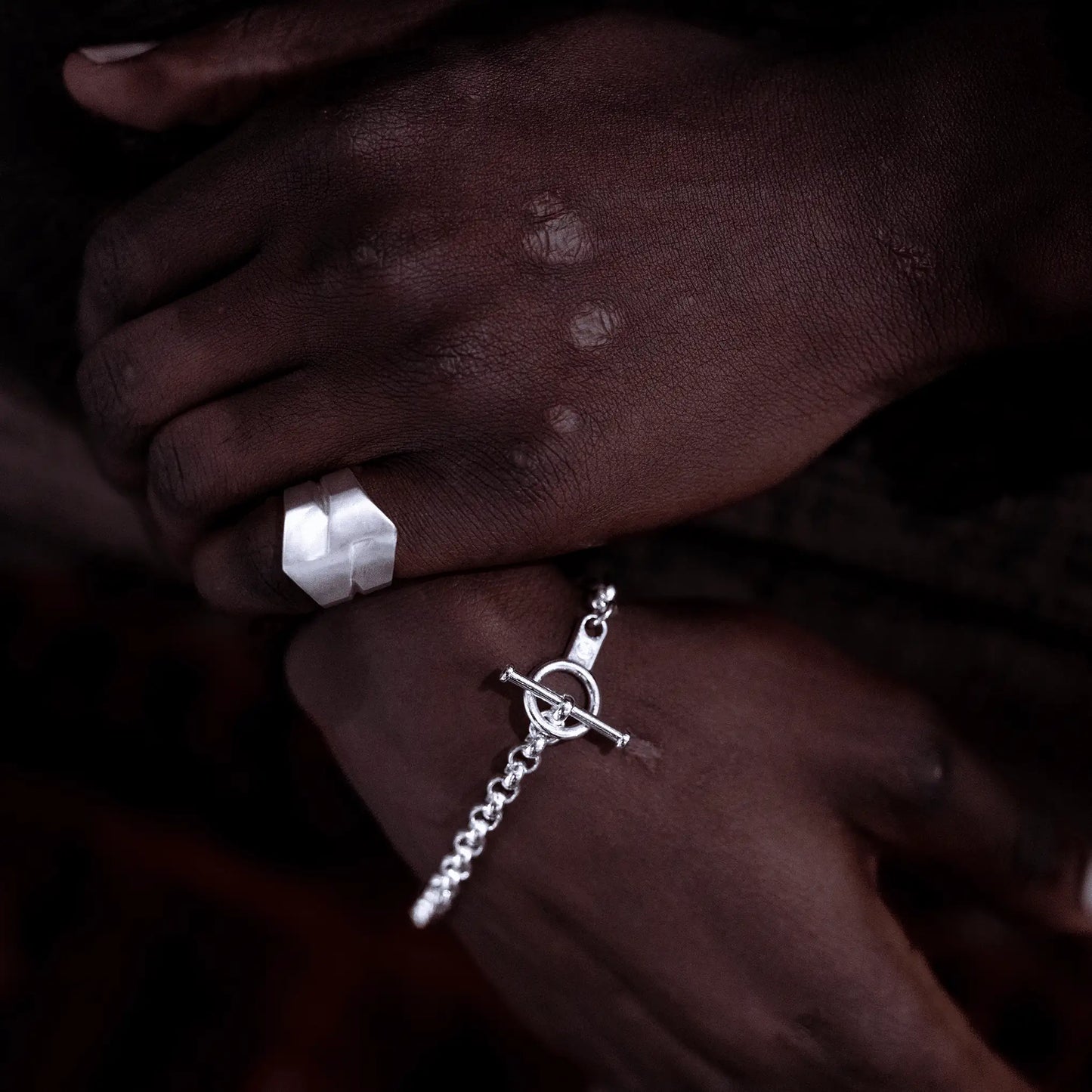 matter silberring und erbskette mit knebelverschluss und diamanten details. hangefertigtes schmuckdesign von zweisilber in hamburg. 