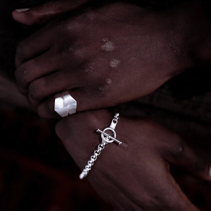 matter silberring und erbskette mit knebelverschluss und diamanten details. hangefertigtes schmuckdesign von zweisilber in hamburg. 