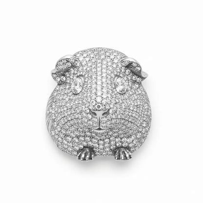 eine handgefertigte gürtelschnalle in form eines meerschweinchens, besetzt mit diamanten, hergestellt als individuelle sonderanfertigung von zweisilber