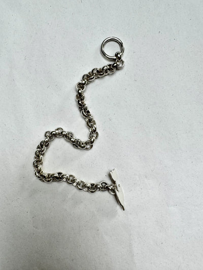 ein handgefertigtes armband mit tulpenförmigem verschluss, hergestellt als individuelle sonderanfertigung von zweisilber