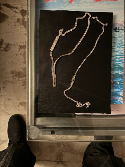 eine handgefertigte kette mit individuellem namensanhänger, hergestellt als sonderanfertigung von zweisilber