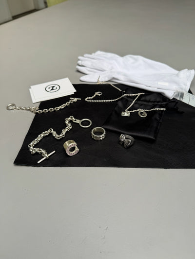 Eine Auswahl an verschiedenen, Designerschmuckstücken aus recyceltem Silber, die die klare Ästhetik der Zweisilber-Kollektion repräsentieren.