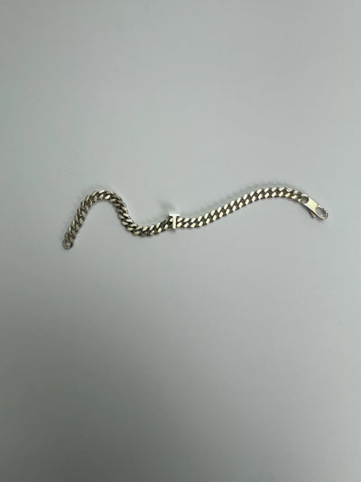 Ein modernes und zeitloses Armband aus recyceltem Silber. gefertigt von der schmuckdesign-marke zweisilber aus hamburg.