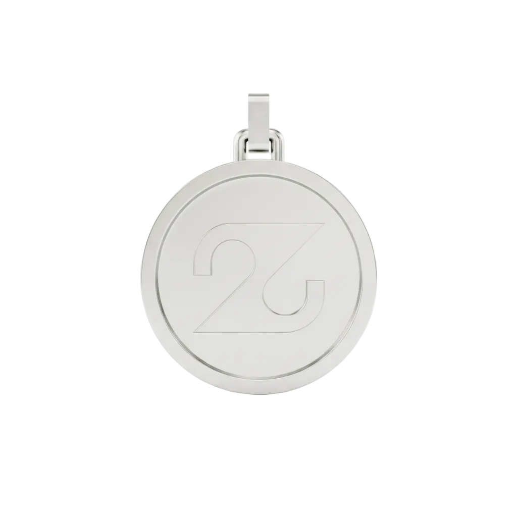 hier ein gutes beispiel für die detailgetreue umsetzung von zweisilber. das bild zeigt einen anhänger auf dem das logo von zweisilber prangt. handgefertigt von zweisilber in der schanze, hamburg. zweisilber die marke mit dem meisten swag.